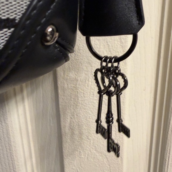 Steve Madden Black and White Logo Shoulder Purse - Picture 3 of 4